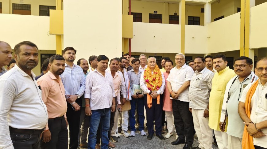 क्षेत्र के सीतादेवी पी जी कालेज में भाजपा कार्यकर्ताओं की बैठक हुई