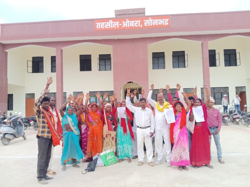 आदिवासियों ने ओबरा तहसील के समक्ष किया प्रदर्शन