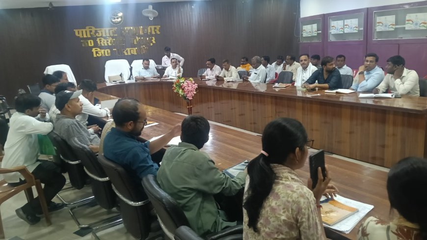 फार्मर रजिस्ट्री का कार्य पूरा करने को लेकर तहसील के पारिजात सभागार में राजस्व कर्मियों एंव उचित दर विक्रेताओं के साथ बैठक हुई