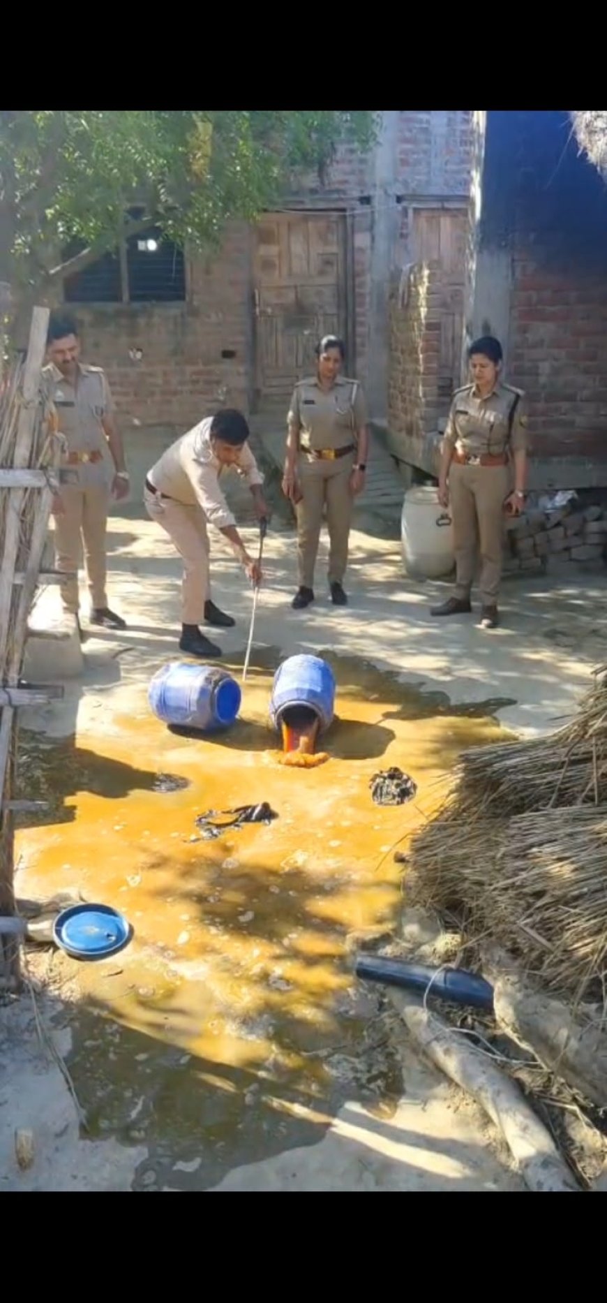 आबकारी विभाग की टीम ने 30 लीटर कच्ची शराब बरामद कर 2 अभियोग पंजीकृत कर लहन नष्ट कराया