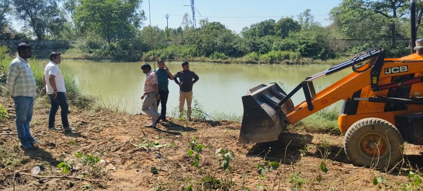 तहसील परिसर सिरौलीगौसपुर के अन्दर तालाब साइड में उगी झाड झखांड को उपजिलाधिकारी व तहसीलदार ने जे सी बी से साफ कराया