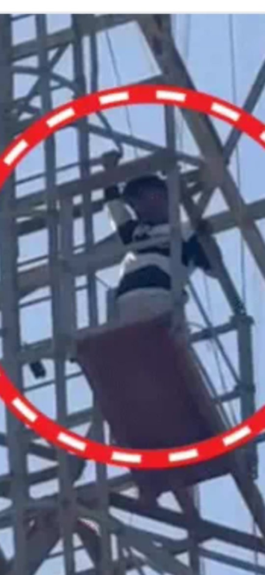 प्रेमिका से शादी न होने पर युवक चढ़ा बीएसएनएल टावर, 2 घंटे तक हाई वोल्टेज ड्रामा