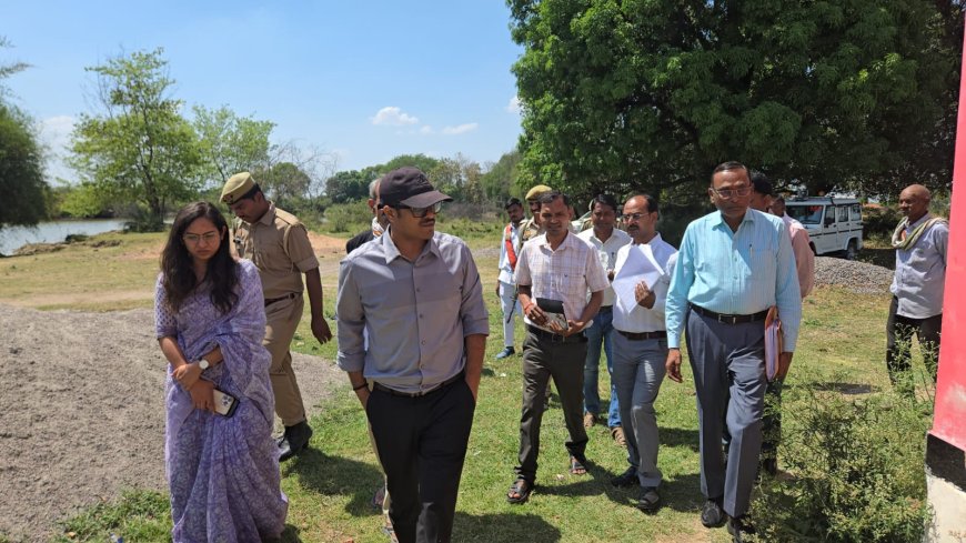 फार्मर रजिस्ट्री में लापरवाही पर डीएम सख्त, सिद्धपुर पंचायत का औचक निरीक्षण