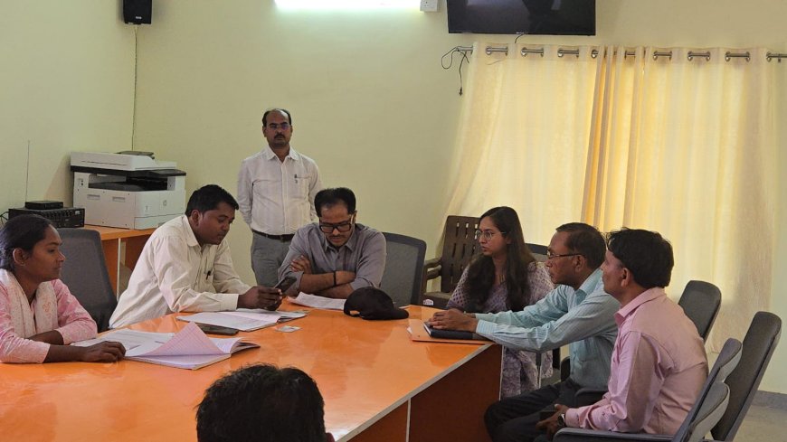 फार्मर रजिस्ट्री में लापरवाही पर डीएम सख्त, सिद्धपुर पंचायत का औचक निरीक्षण