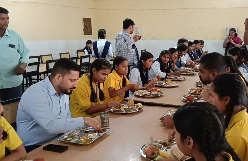 डीएम ने सर्वोदय विद्यालय का किया निरीक्षण, छात्राओं संग बैठकर किया भोजन