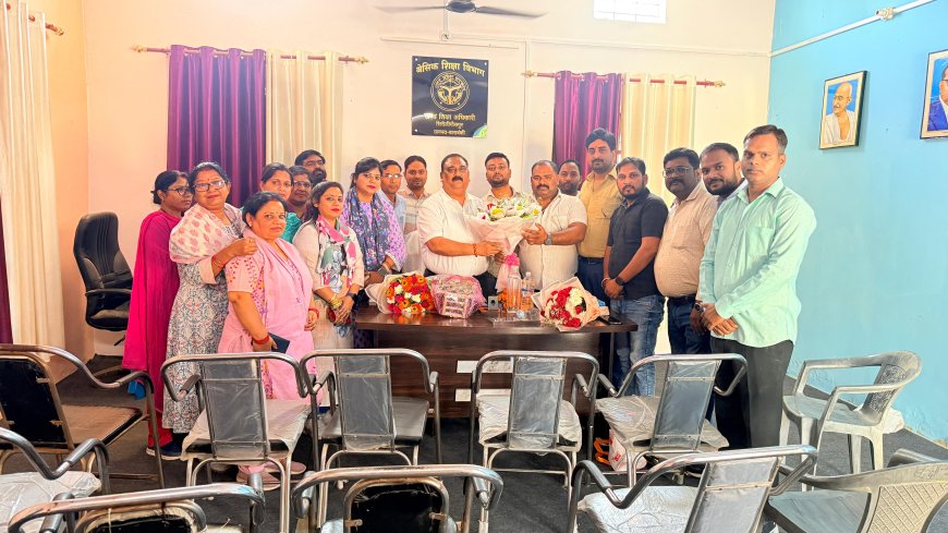 नवागत खंण्ड शिक्षा अधिकारी रमेश चन्द्रा का क्षेत्र के अध्यापकों ने पुष्प गुच्छ भेंट कर स्वागत किया