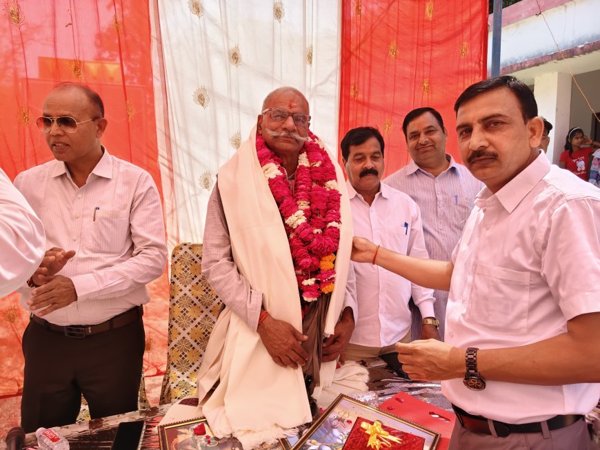 सेवानिवृत्त शिक्षक कृष्ण मुरारी मिश्रा को भावभीनी विदाई