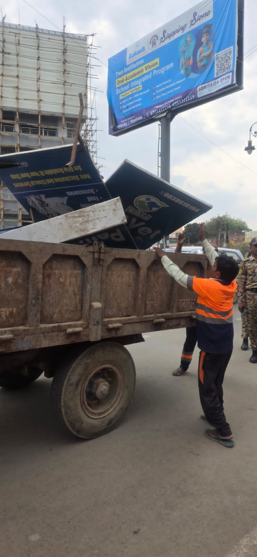गोरखपुर में अतिक्रमण के खिलाफ सख्त अभियान, ठेले-काउंटर जब्त, जुर्माना वसूला