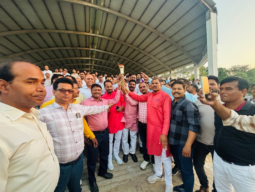 बाराबंकी में शिक्षकों का टेट के विरोध में मशाल जुलूस, जोरदार प्रदर्शन