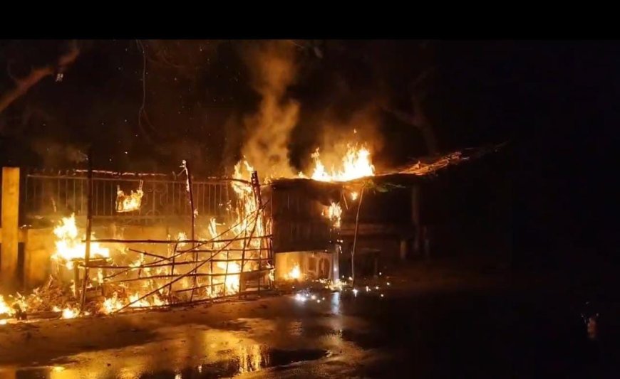 तहसील मुख्यालय के पास सडक पर रखी गुमटियों में लगी आग तहसीलदार बालेन्दु भूषण वर्मा के निर्देश पर लेखपाल राजस्व निरीक्षक ने आग से हुये नुकसान का आकलन किया