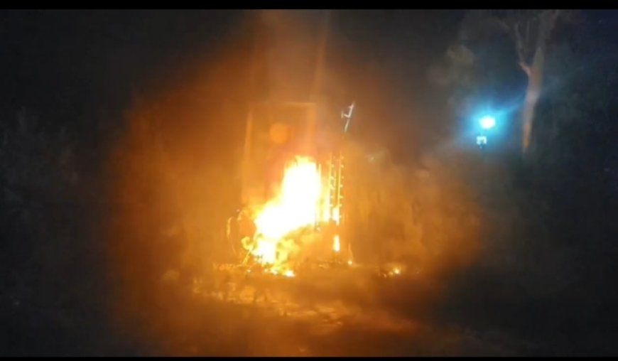 कस्बा बदोसरांय मे ट्रांसफार्मर में लगी आग दमकल मौके पर पंहुच कर आग बुझाया रात दस बजे से सैकड़ों घर अंधियाले में