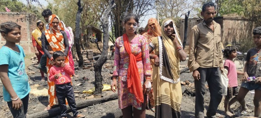 तहसील क्षेत्र के सूबेदार पुरवा मजरे कोठरी गौरिया में सोमवार को लगी आग में अनाज कपडे गृहस्थी जलकर हुई राख,एस डी एम, तहसीलदार,आदि मौके पर पहुंचकर तिरपाल पन्नी आदि सहायता दी