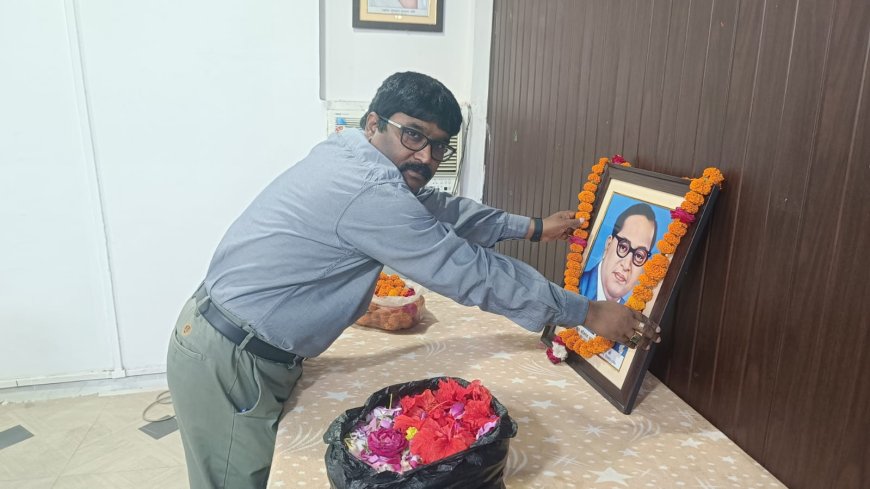 तहसील के पारिजात सभागार में उपजिलाधिकारी अनिल कुमार सरोज तहसीलदार बालेन्दु भूषण वर्मा ने राजस्व कर्मियों के साथ अम्बेडकर जयन्ती मनाई