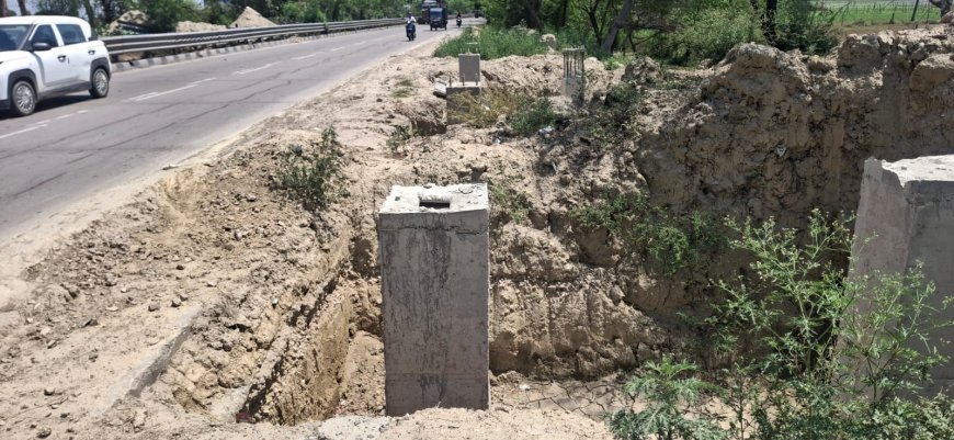 अधूरा अंडरपास बना हादसों का कारण, एक साल से खुले गड्ढों से राहगीर परेशान