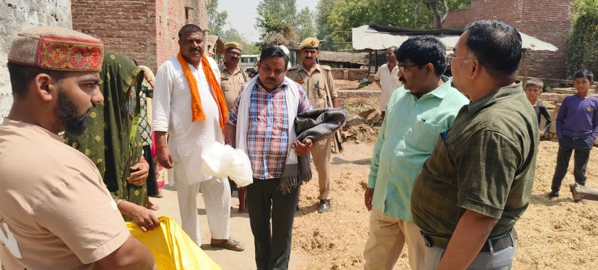 एस डी एम और तहसीलदार के साथ अग्नि पीड़ित परिवारों को रासन कम्बल तिरपाल पिपिया तिरपाल इत्यादि राहत सामग्री वितरित किया