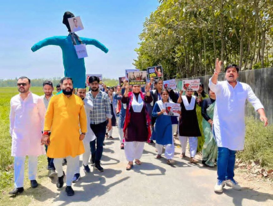 बरौलिया गांव के पास महिलाओं और युवतियों ने नारी वंदन अधिनियम के समर्थन में प्रदर्शन किया