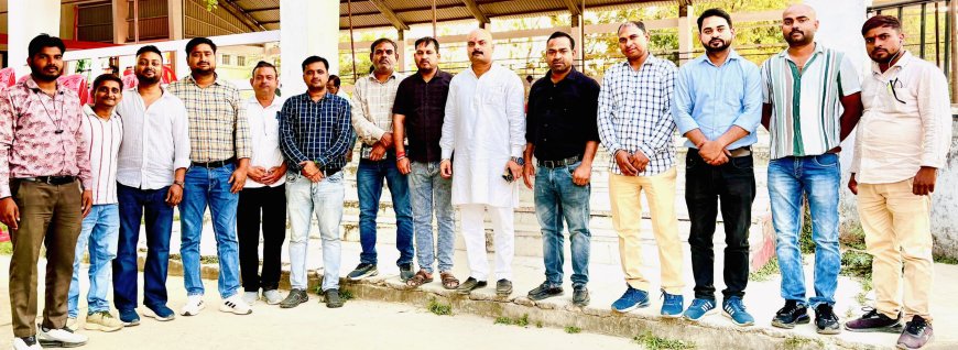 उत्तर प्रदेशीय प्राथमिक शिक्षक के जिलाध्यक्ष ने बेसिक शिक्षा अधिकारी को एंव लेखा अधिकारी को लम्बित मांगों के सम्बंध में पत्र दिया