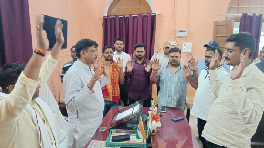 ड्रमंडगंज सड़क हादसे पर पालिका में शोक सभा का आयोजन*  *नपाध्यक्ष श्यामसुंदर केशरी एवं सभासदों ने दो मिनट का मौन रखकर व्यक्त की शोक संवेदना*