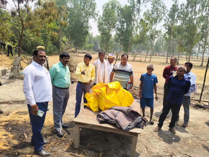 ढकवा गांव के अग्नि पीड़ितों को एस डी एम अनिल कुमार सरोज राजस्व टीम के साथ राहत सामग्री दी