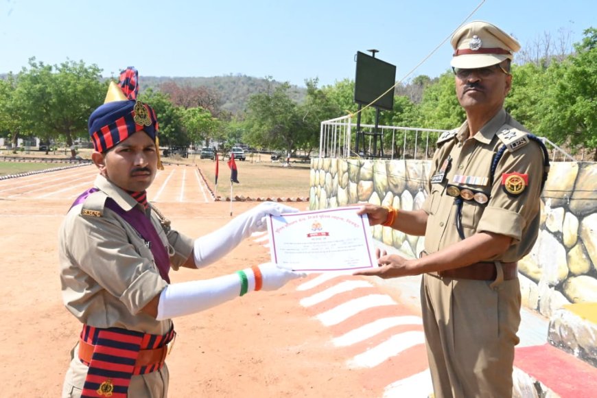 पुलिस लाइन, चित्रकूट में प्रशिक्षण प्राप्त कर रहे आरक्षियो द्वारा पासिंग आउट परेड की रिहर्सल परेड का आयोजन किया गया ।