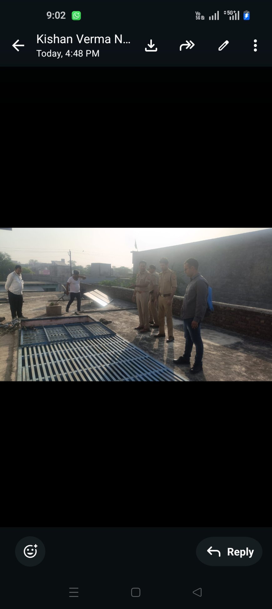 आधी रात का कहर: छत से घुसे बदमाश, परिवार को बंधक बनाकर लाखों की डकैती