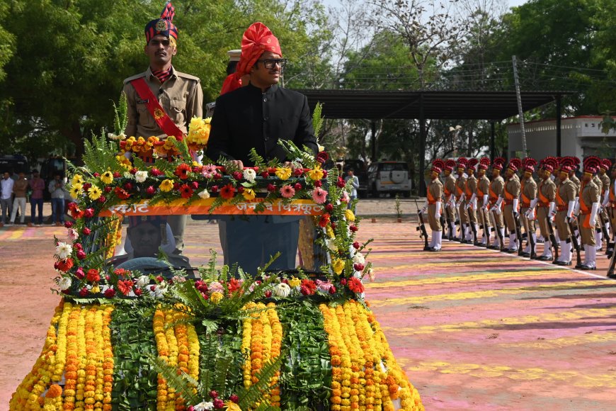 रिजर्व पुलिस लाइन चित्रकूट में 'दीक्षांत परेड समारोह 2025-26 का भव्य आयोजन; मुख्य अतिथि जिलाधिकारी चित्रकूट द्वारा ली गयी परेड की सलामी।