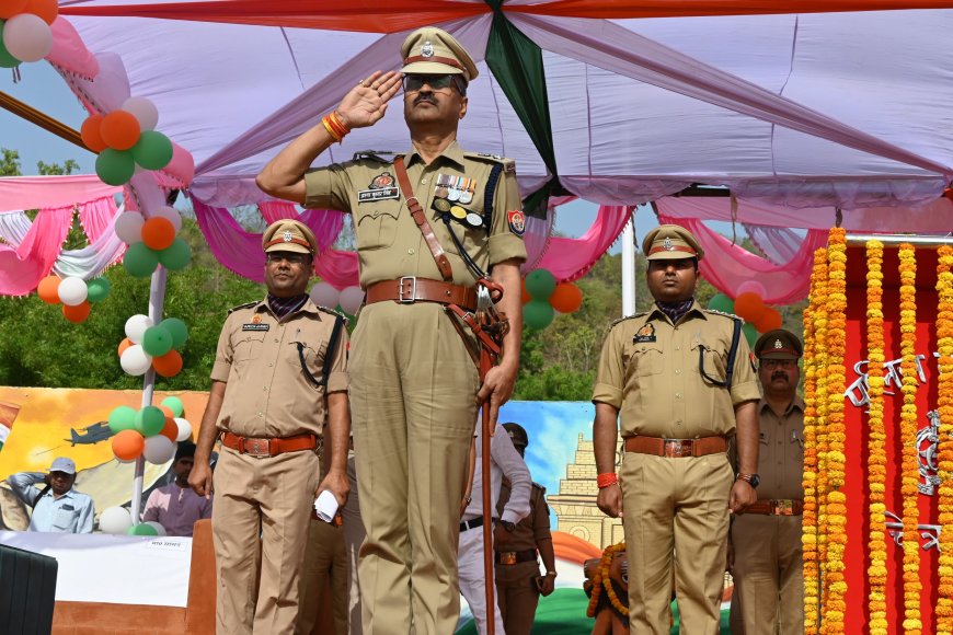 रिजर्व पुलिस लाइन चित्रकूट में 'दीक्षांत परेड समारोह 2025-26 का भव्य आयोजन; मुख्य अतिथि जिलाधिकारी चित्रकूट द्वारा ली गयी परेड की सलामी।