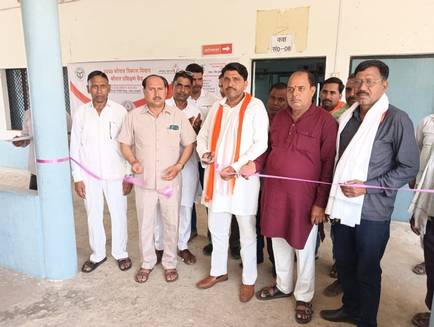 क्षेत्र के हाजी वारिस अली शाह मेमोरियल डिग्री कालेज पारिजात धाम बरोलिया में  कौशल विकास मिशन का शुभारंभ विधान परिषद सदस्य अंगद सिंह के प्रतिनिधि अमरेन्द्र सिंह बब्लू ने किया