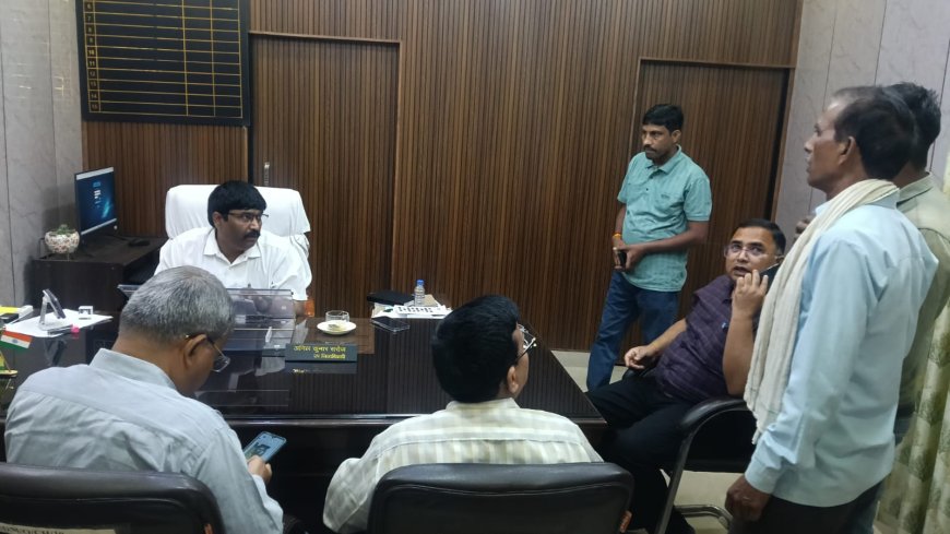 उपजिलाधिकारी अनिल कुमार सरोज तहसीलदार बालेन्दु भूषण वर्मा ने जनता दर्शन में फरियादियों की समस्यायों को मनोयोग पूर्वक सुना।