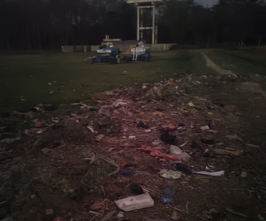 सिसहनिया घोपलापुर में गंदगी का अंबार, किसानों की जमीन पर फेंका जा रहा कचरा