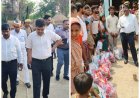 जिलाधिकारी ईशान प्रताप सिंह उपजिलाधिकारी अनिल कुमार सरोज तहसीलदार बालेन्दु भूषण वर्मा आदि के साथ अल्पी पुरवा मजरे शेषपुर टुटरु के अग्नि पीड़ित परिवारों से मिले और सहायत वितरित कराई