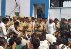 वेतन वृद्धि को लेकर फैक्ट्री में बवाल रनिया इंडस्ट्रियल एरिया की कानपुर एडविल फैक्ट्री में कर्मचारियों का धरना,ठेकेदार पर मारपीट का आरोप