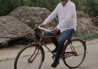प्राथमिक शिक्षक संघ के ब्लॉक महामंत्री पवन मिश्रा अपने गांव से स्कूल सायकिल द्वारा पंहुचे