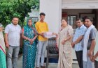 ब्लाक प्रमुख रेनू वर्मा ने अग्नि पीड़ित बच्चों को किताब कांपी आदि शैक्षिक सामग्री वितरित की