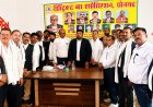 भीषण गर्मी को देखते हुए वरिष्ठ अधिवक्ताओं को किया गया गमछा वितरण