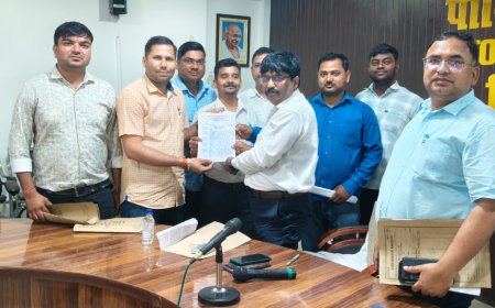 उत्तर प्रदेश लेखपाल संघ सिरौलीगौसपुर के अध्यक्ष शुभेन्द्र अवस्थी ने उपजिलाधिकारी अनिल कुमार सरोज को ज्ञापन सौंपा