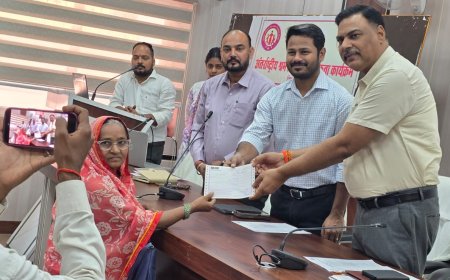 श्रमिक दिवस पर भव्य कार्यक्रम आयोजित कर पात्र लाभार्थियों को जिलाधिकारी द्वारा किया गया लाभान्वित*    *लखनऊ में आयोजित मुख्यमंत्री के कार्यक्रम को दिखाया गया सजीव प्रसारण*