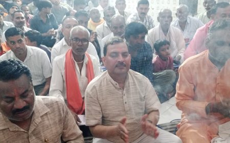 विश्व हिन्दू परिषद तथा बजरंग दल द्वारा संयुक्त रूप से हुए हनुमान चालीसा पाठ का शुभारंभ डॉ वीरेश कुमार सिंह ने किया -