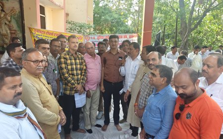 बाराबंकी: लेखा कार्यालय में व्याप्त भ्रष्टाचार के खिलाफ शिक्षकों का संयुक्त धरना-प्रदर्शन