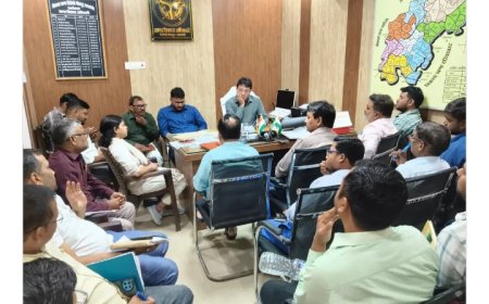 ब्लाक सभागार सिरौलीगौसपुर में विकास कार्यों की समीक्षा बैठक संजीव गुप्ता खंण्ड विकास अधिकारी की अध्यक्षता में हुई