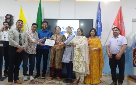 ए पी एस इंटरनेशनल स्कूल के टॉप मेधावियों को मैनेजमेंट ने किया सम्मानित