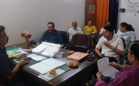 संयुक्त चिकित्सालय सिरौलीगौसपुर में 782 मरीजों के स्वास्थ्य का परीक्षण कर दवायें दी गई एंव सी एम एस डाक्टर ए के प्रियदर्शी की अध्यक्षता में चिकित्सकों व स्वास्थ्य कर्मियों की बैठक हुई