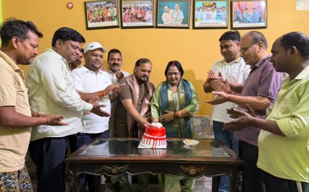 सभासदों ने पालिका अध्यक्ष ज्ञानदेवी सागर व पूर्व पालिका अध्यक्ष ओपी सागर की धूमधाम से केक काटकर मनाई शादी की सालगिरह