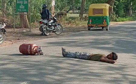 घरेलू गैस न मिलने से क्षुब्ध युवक ने सडक पर सिलेंडर रखकर लेटकर  विरोध किया तब उसे सैदनपुर चौकी इंचार्ज ने सिलेंडर दिलाया