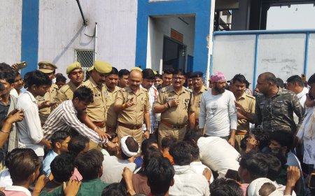 वेतन वृद्धि को लेकर फैक्ट्री में बवाल रनिया इंडस्ट्रियल एरिया की कानपुर एडविल फैक्ट्री में कर्मचारियों का धरना,ठेकेदार पर मारपीट का आरोप