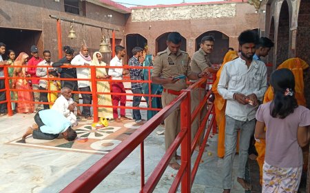 बडे बाबा की गुरुवार की पाप नाशक चिन्ताहरण महाआरती में सैकड़ों श्रद्धालुओं ने हिस्सा लिया