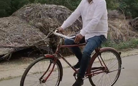 प्राथमिक शिक्षक संघ के ब्लॉक महामंत्री पवन मिश्रा अपने गांव से स्कूल सायकिल द्वारा पंहुचे