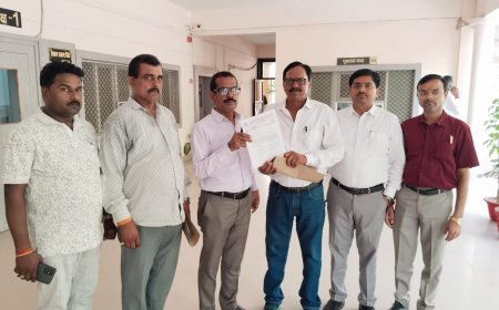 सामूहिक इस्तीफे की चेतावनी के साथ कर्मचारियों ने प्रशासन को सौंपा ज्ञापन  अतिरिक्त प्रभार, लंबित भुगतान व एफआईआर वापस लेने की मांग, 15 दिन में समाधान न होने पर सामूहिक इस्तीफे की चेतावनी