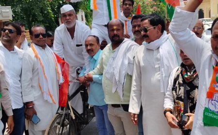 महंगाई और पेपर लीक के विरोध में कांग्रेस का प्रदर्शन, रिक्शे पर बाइक रखकर जताया विरोध