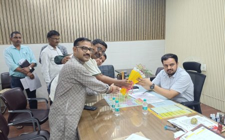 उ०प्र० उद्योग व्यापार संगठन ने जिलाधिकारी के माध्यम से राज्यपाल को पत्रक सौंपा